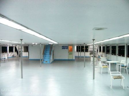 甲板からの階段をあがった先には…